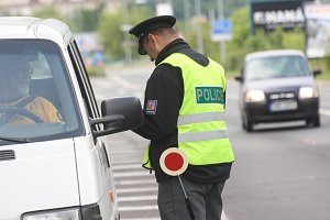 Tvrdších trestů se od ledna musejí obávat piráti silnic. Za výrazné překročení maximální povolené rychlosti jim hrozí nejen vysoké pokuty, policisté mohou provinilci na místě odebrat řidičský průkaz. 