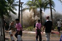 Úder vlny cunami na thajskou pláž v provincii Krabi dne 26. prosince 2004. Tato cunami je považována za největší a nejsmrtelnější v lidských dějinách