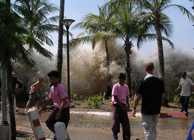 Úder vlny cunami na thajskou pláž v provincii Krabi dne 26. prosince 2004. Tato cunami je považována za největší a nejsmrtelnější v lidských dějinách