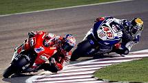 Casey Stoner (vlevo) a Jorge Lorenzo při Velké ceně Kataru.