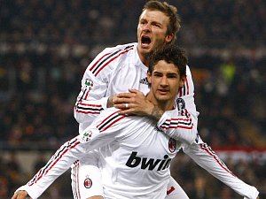 Fotbalista AC Milán David Beckham slaví společně s Patem gól v síti AS Řím.