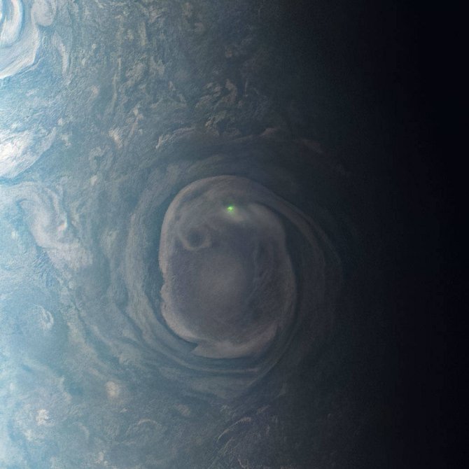 Sonda Juno zachytila zelený blesk v atmosféře Jupiteru.