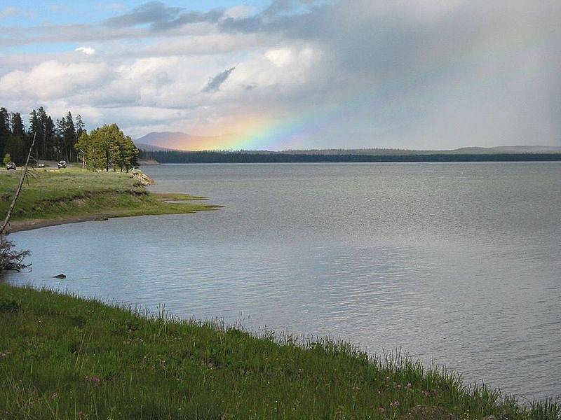 V srdci kaldery národního parku Yellowstone se nachází stejnojmenné jezero. V zimě zamrzá, v létě je ideálním místem k rybolovu