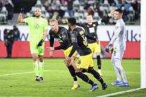 Fotbalista Dortmundu Erling Haaland (uprostřed) se raduje ze svého gólu na hřišti Wolfsburgu.