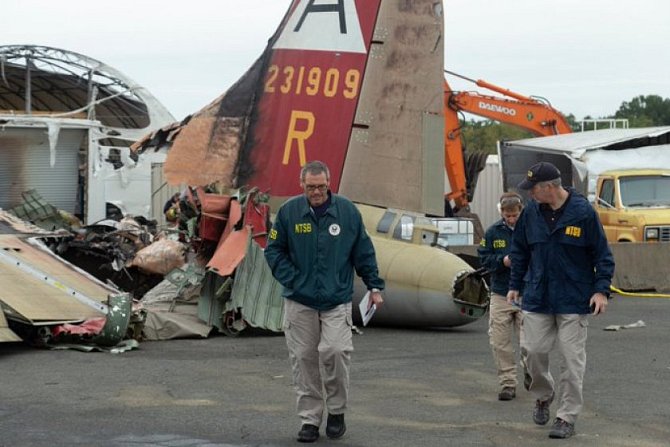 Pracovníci Národní rady pro bezpečnost dopravy vyšetřují havárii bombardéru B-17 na mezinárodním letišti v americkém Bradley