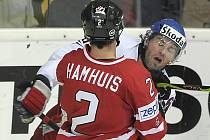 Dan Hamhuis z Kanady v souboji s Jaromíre Jágrem.
