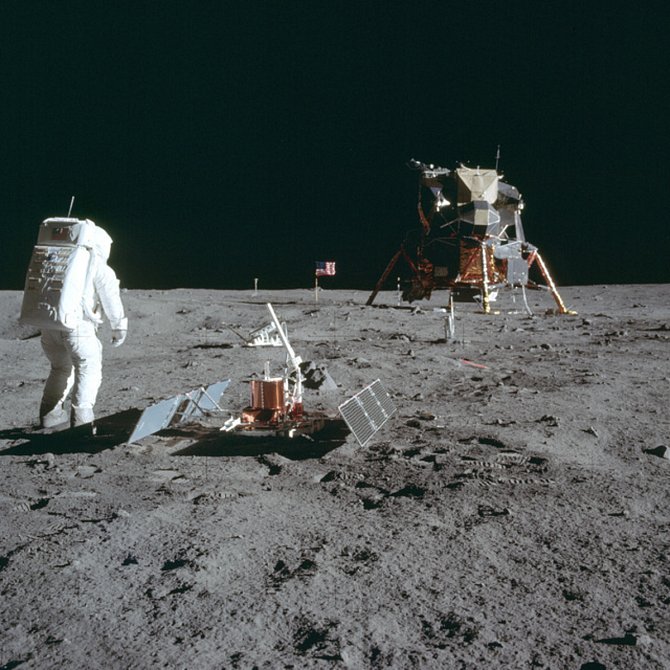 Americký astronaut Buzz Aldrin z mise Apollo 11 na měsíčním povrchu
