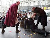 Symbolická poprava politika na shromáždění, které pořádalo 7. dubna na Václavském náměstí v Praze hnutí nespokojených občanů Holešovská výzva.