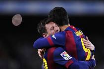 Hvězdy Barcelony Lionel Messi (vlevo) a Luis Suárez se radují z gólu ve slavném El Clásicu proti Realu Madrid.