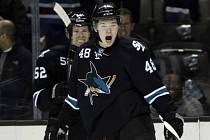 Tomáš Hertl ze San Jose (vpravo) slaví vítězný gól proti Minnesotě.