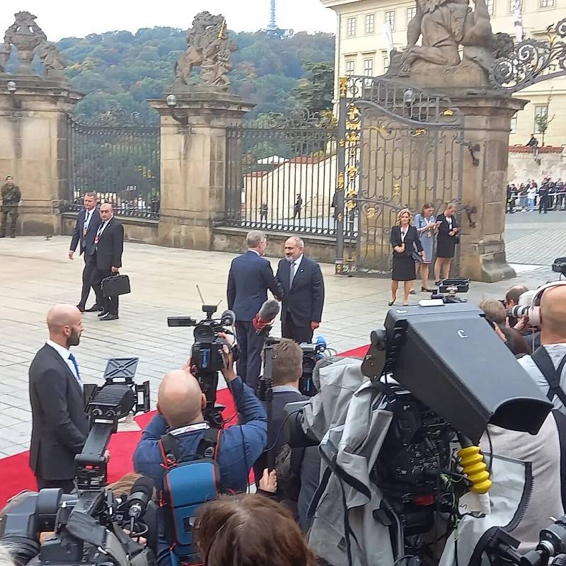 S více než čtyřicítkou prezidentů a premiérů přijelo do Prahy přes tisíc novinářů