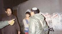 Voják izraelských sil žádá během první intifády obyvatele Džabálijá o smazání nápisu na zdi