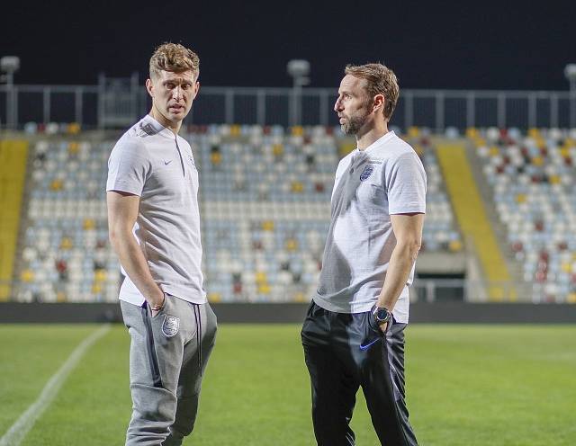 Obránce John Stones a trenér Gareth Southgate na prvním tréninku Anglie v chorvatské Rijece.