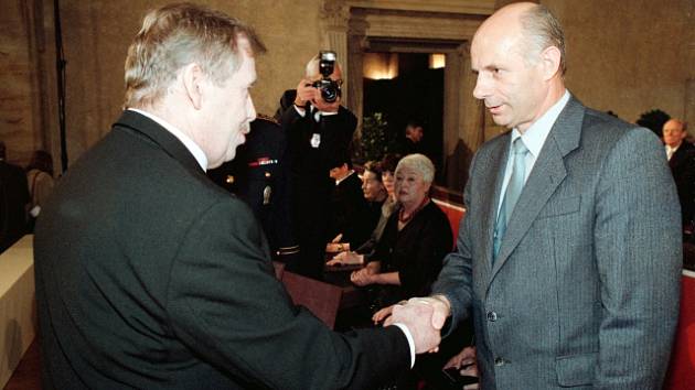 Josef Hasil obdržel v roce 2001 od prezidenta Václava Havla medaili Za hrdinství