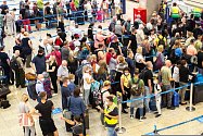 Evropská letiště jsou přeplněná. Cestující čekají i několikahodinové fronty.