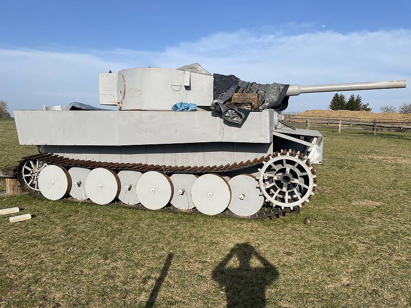 Na kopcích nedaleko hradu Buchlova stojí tank.