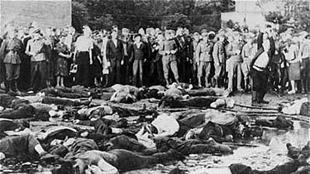 V litevském Kovně vypuklo masové vraždění Židů záhy po jeho okupaci německou armádou. Na snímku němečtí vojáci a litevští civilisté přihlížející masakru 68 židovských občanů ve dnech 25. či 27. června 1941
