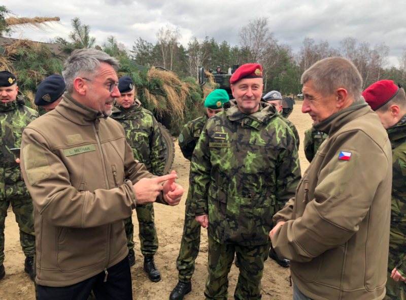 Andrej Babiš a ministr obrany Lubomír Metnar na setkání zemí V4 v Polsku.