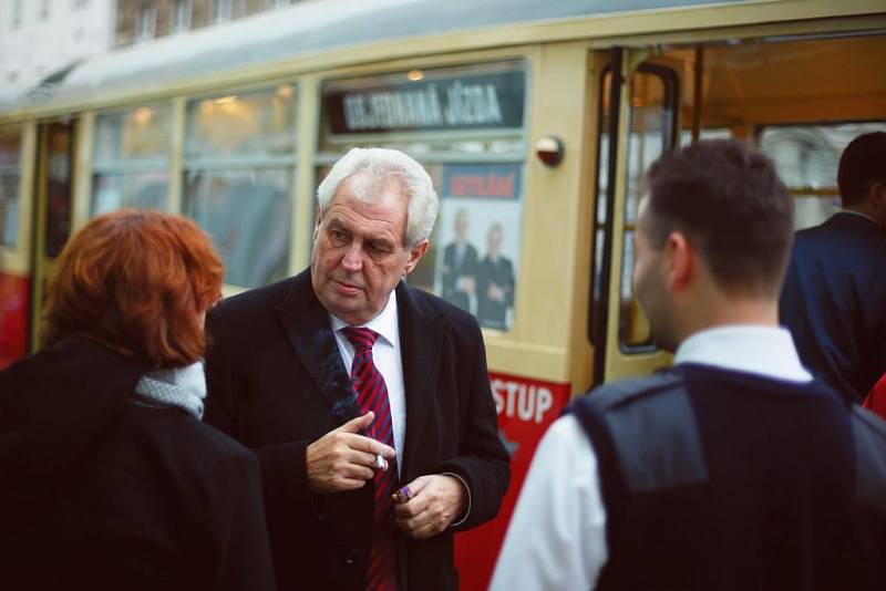 PREZIDENT. Hledání prezidenta střídá úsměvy s nudou. Na snímku Miloš Zeman