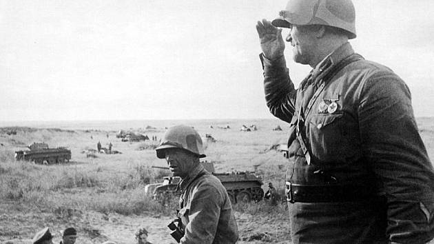Vojáci Rudé armády se chystají k protiofenzívě u řeky Chalchyn v roce 1939. Na pozadí lehké tanky řady BT.