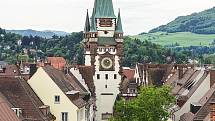 Německý Freiburg je jako sídlo jedné z nejstarších univerzit v Německu městem mladých. Má ale co nabídnout i turistům - zejména krásnou architekturu. Na snímku jedna ze zachovalých městských bran.