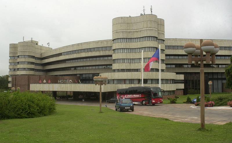 2007: Skandál v hotelu Praha. Již zbouraný hotel byl během kvalifikace hlavním stanem fotbalové reprezentace. A sem si měli někteří hráči pozvat prostitutky ("nic jsem neplatil, ta částka nesouhlasí")