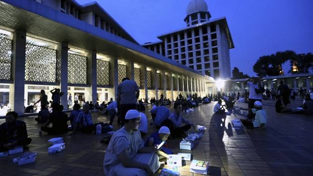 Žádat mešity o ztišení muslimského svolávání k modlitbě je v Indonésii nebezpečné, ilustrační foto
