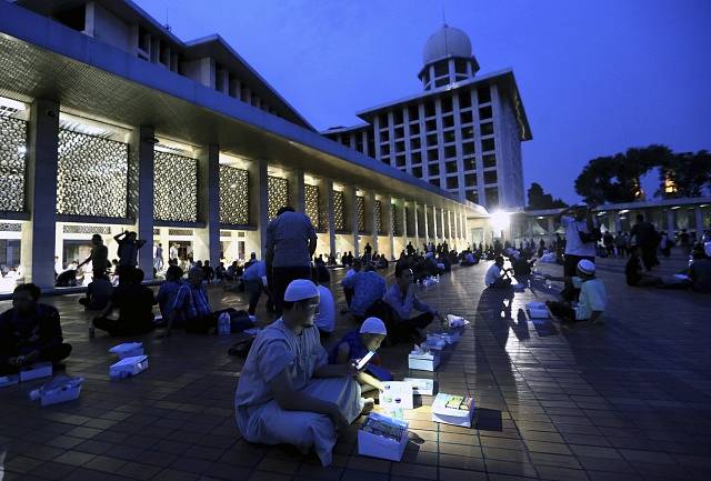 Žádat mešity o ztišení muslimského svolávání k modlitbě je v Indonésii nebezpečné, ilustrační foto