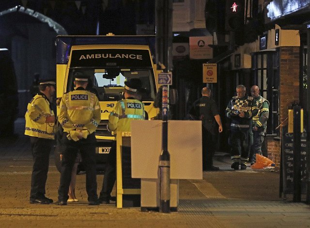 Policie a zdravotníci na místě incidentu v britském Salisbury