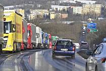 Silnici od Chlumce k nájezdu na dálnici zasáhla v ranních hodinách sněhová přeháňka, 28. března 2023, Ústí nad Labem