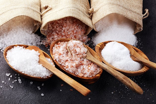 V domácnostech se kromě kuchyňské soli často objevuje mořská sůl, či himalajská sůl.