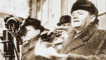 Necenzurovaný snímek. Předseda KSČ a předseda vlády Klement Gottwald při projevu na Staroměstském náměstí v Praze, kam komunisté svolali 21. února 1948 nátlakovou demonstraci.