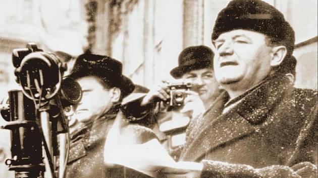 Předseda KSČ a předseda vlády Klement Gottwald při projevu na Staroměstském náměstí v Praze, kam komunisté svolali 21. února 1948 nátlakovou demonstraci
