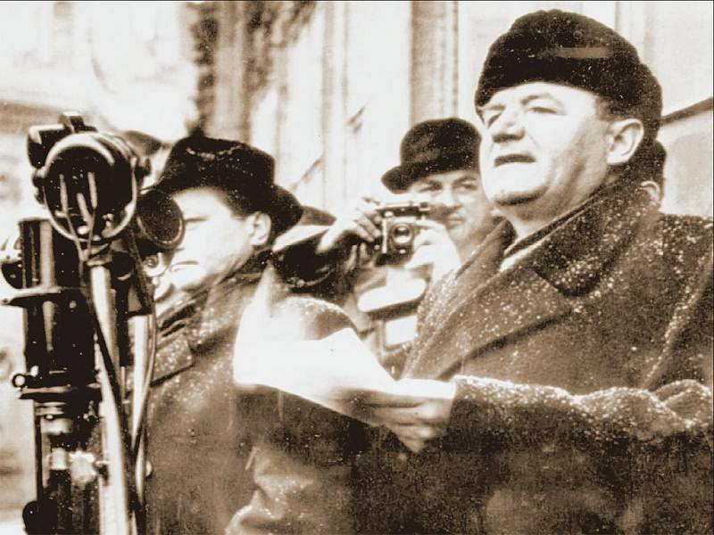 Necenzurovaný snímek. Předseda KSČ a předseda vlády Klement Gottwald při projevu na Staroměstském náměstí v Praze, kam komunisté svolali 21. února 1948 nátlakovou demonstraci.