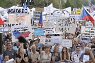 Lidé se sešli 4. června 2019 na Václavském náměstí v Praze k další ze série demonstrací za demisi ministryně spravedlnosti Marie Benešové a premiéra Andreje Babiše