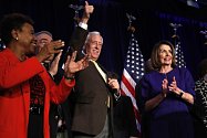 Předsedkyně demokratické menšiny ve sněmovně Nancy Pelosiová a demokratický kandidát Steny Hoyer se radují z výsledků voleb.