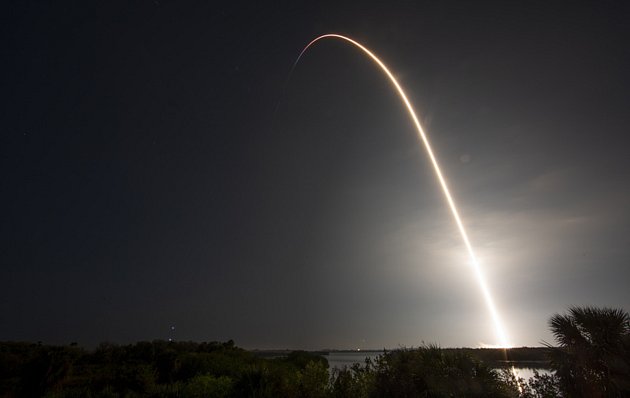 Raketa Falcon 9 s lodí Crew Dragon Endeavour startuje z kosmodromu na Mysu Canaveral k Mezinárodní vesmírné stanici. 2. března 2023