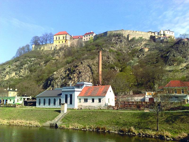 Znojmo a Rotunda svaté Kateřiny: Na skále nad řekou Dyje se tyčí stavba s dlouhou historií z roku 1092. Na rotundu svaté Kateřiny se postupně přistavěly další obranné prvky pro hrad, kde zemřel velký bojovník proti husitům Zikmund Lucemburský.