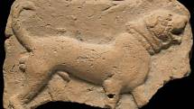 Asyrský či kurdský pes zachycený na reliéfu ve starověkém Babylonu