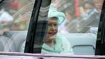 Královna Alžběta II. při oslavách 60 let na trůnu míří na jednu z akcí.