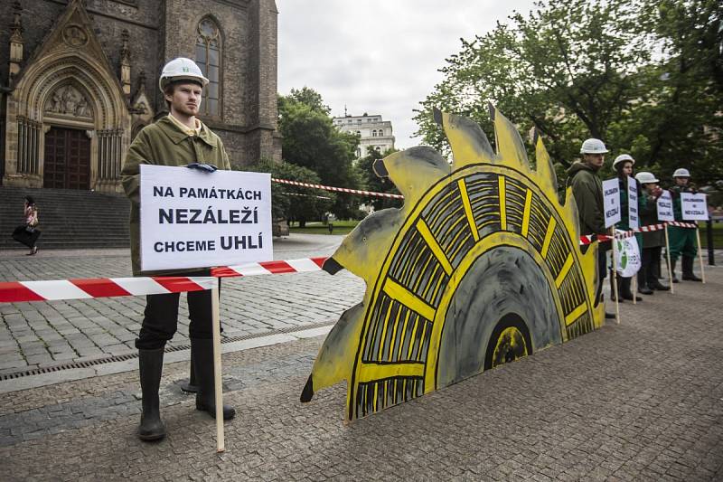 Občanská iniciativa Limity jsme my uspořádala 11. června na náměstí Míru v Praze happening jako součást dne protestů za zachování limitů a proti těžbě uhlí. 