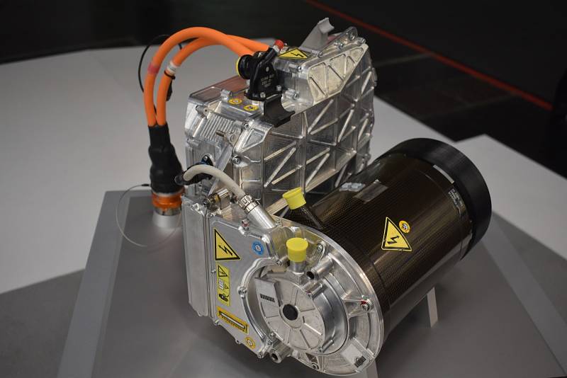 Elektromotor má obrovský poměr výkon/hmotnost. Tento pro formuli E má výkon 250 kW a hmotnost jen 26 kilogramů
