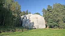 Bílé kameny. Skalnímu útvaru říkají také Sloní kameny - je to skupina asi dvacet metrů vysokých pískovcových skal. Mají nápadně bílou barvu a oblé tvary.