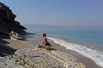 Jih země láká prosluněnými plážemi. V pozadí řecký ostrov Korfu.
