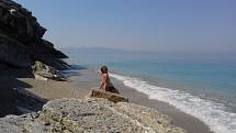 Jih země láká prosluněnými plážemi. V pozadí řecký ostrov Korfu.
