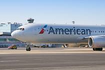 Letadlo American Airlines z Filadelfie na pražském letišti.