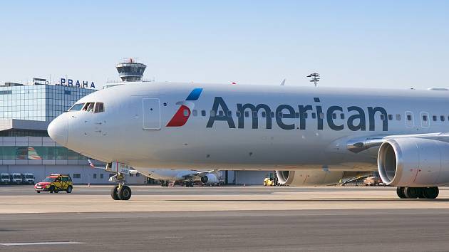 Letadlo American Airlines z Filadelfie na pražském letišti.