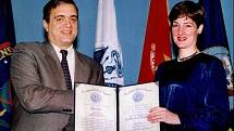 V roce 1997 převzala Ana Montesová od ředitele CIA George Teneta vyznamenání za vynikající službu. V té době nikdo netušil, že je už nejméně třináct let aktivní kubánskou špionkou