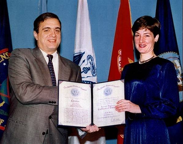 V roce 1997 převzala Ana Montesová od ředitele CIA George Teneta vyznamenání za vynikající službu. V té době nikdo netušil, že je už nejméně třináct let aktivní kubánskou špionkou