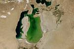 Vysychající Aralské jezero na satelitním snímku NASA. Stav v roce 2000